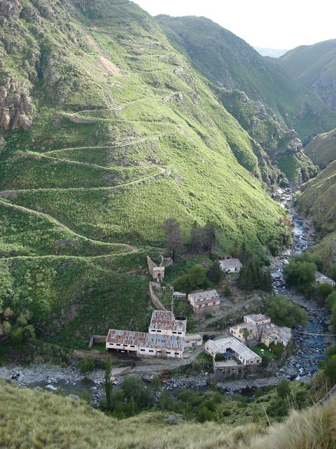 pueblo escondido cerro aspero